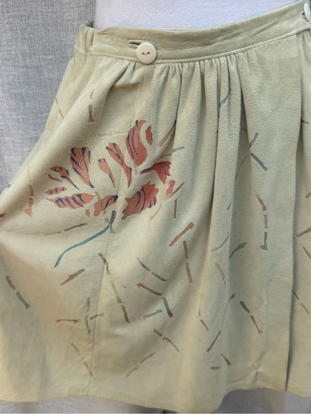 1970's char & Sher light suede wrap skirt - embossed floral design - Picture 3 of 10